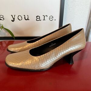 Moda Spana Faux Snake Skin Pumps Size 6M EUC